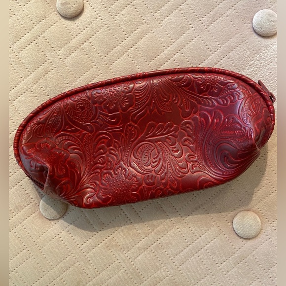 unknown Accessories - Zippered red engraved floral design soft shell case